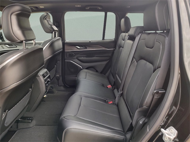 2025 Jeep Grand Cherokee Overland photo 24