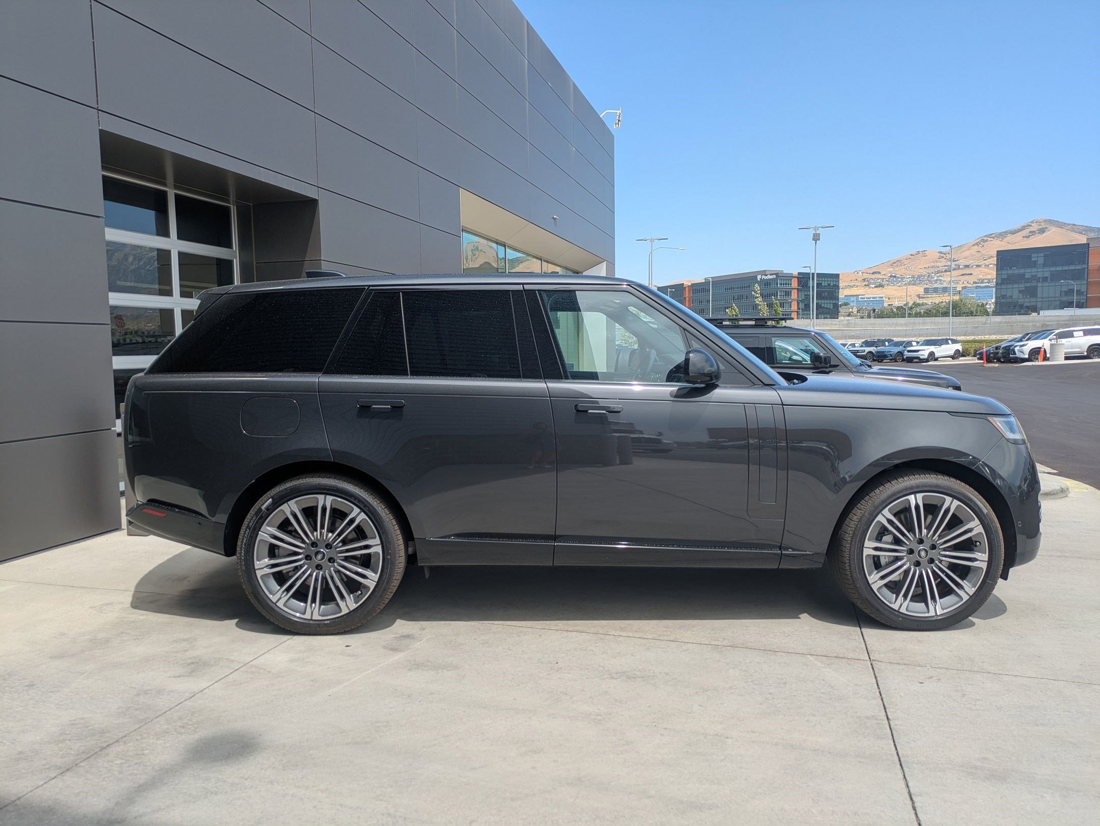 2025 Land Rover Range Rover SE photo 3