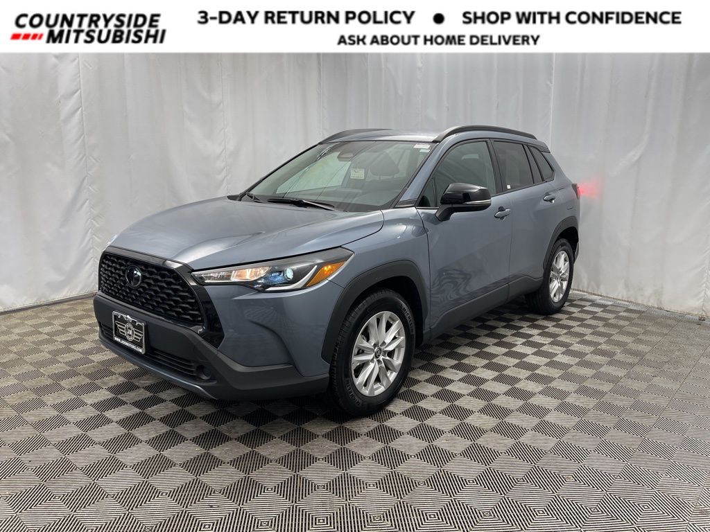 2025 Toyota Corolla Cross LE's photo