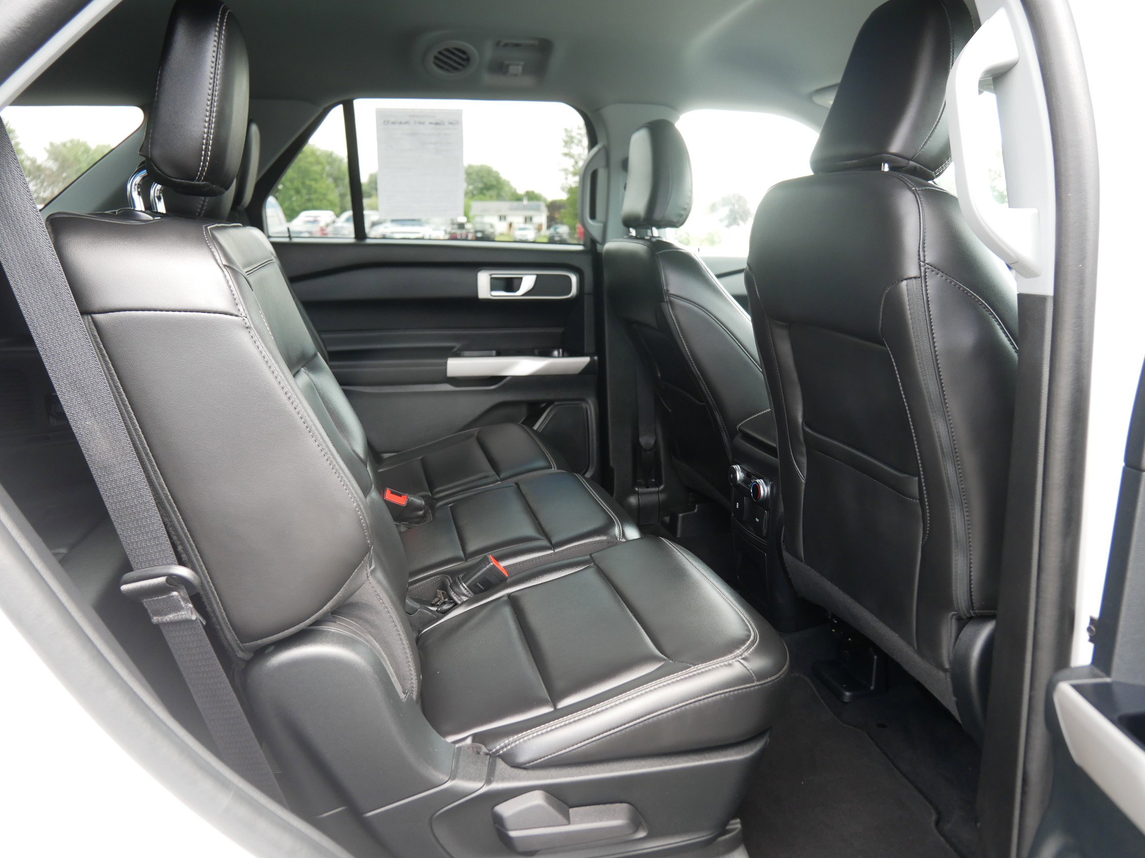 2023 Ford Explorer XLT photo 9