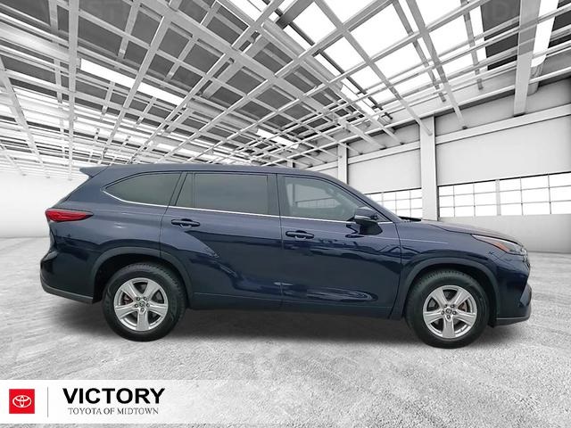 2022 Toyota Highlander L photo 2