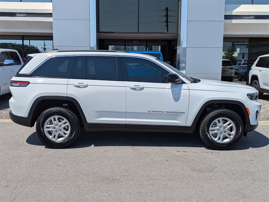 2025 Jeep Grand Cherokee Laredo photo 2