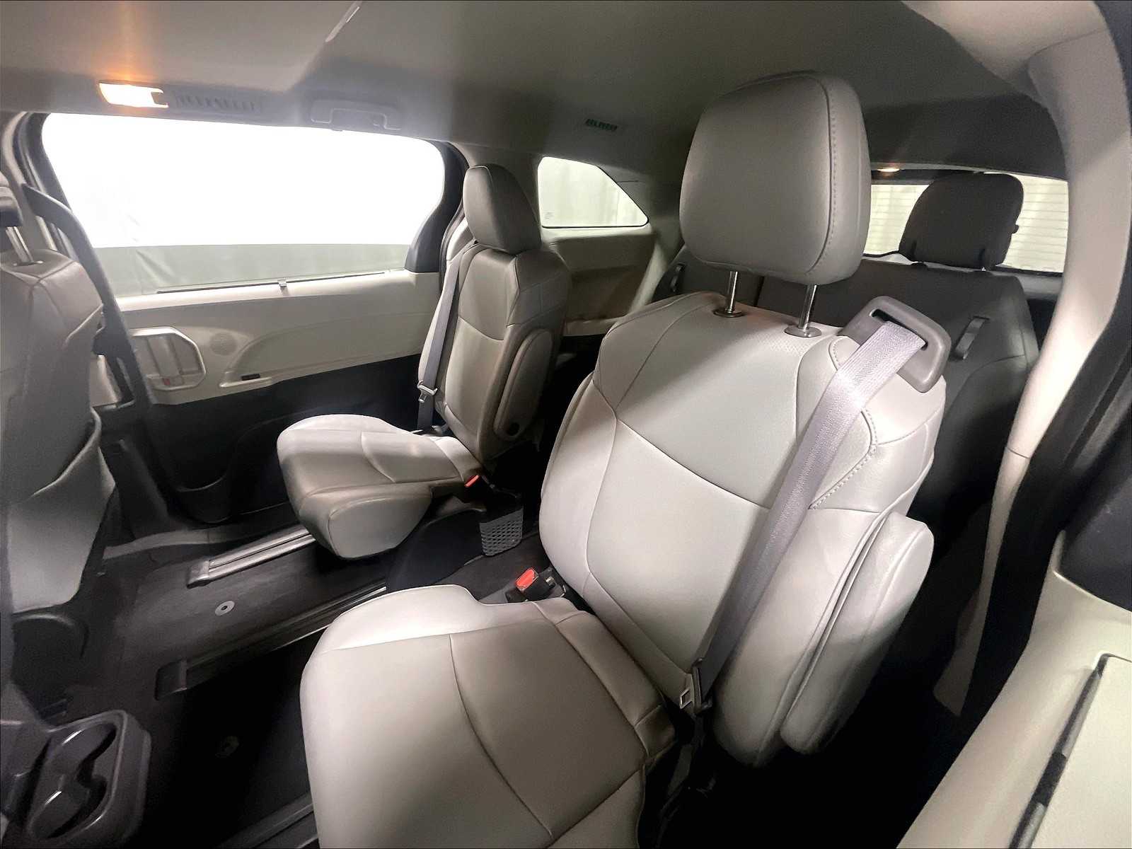 2022 Toyota Sienna XLE photo 15