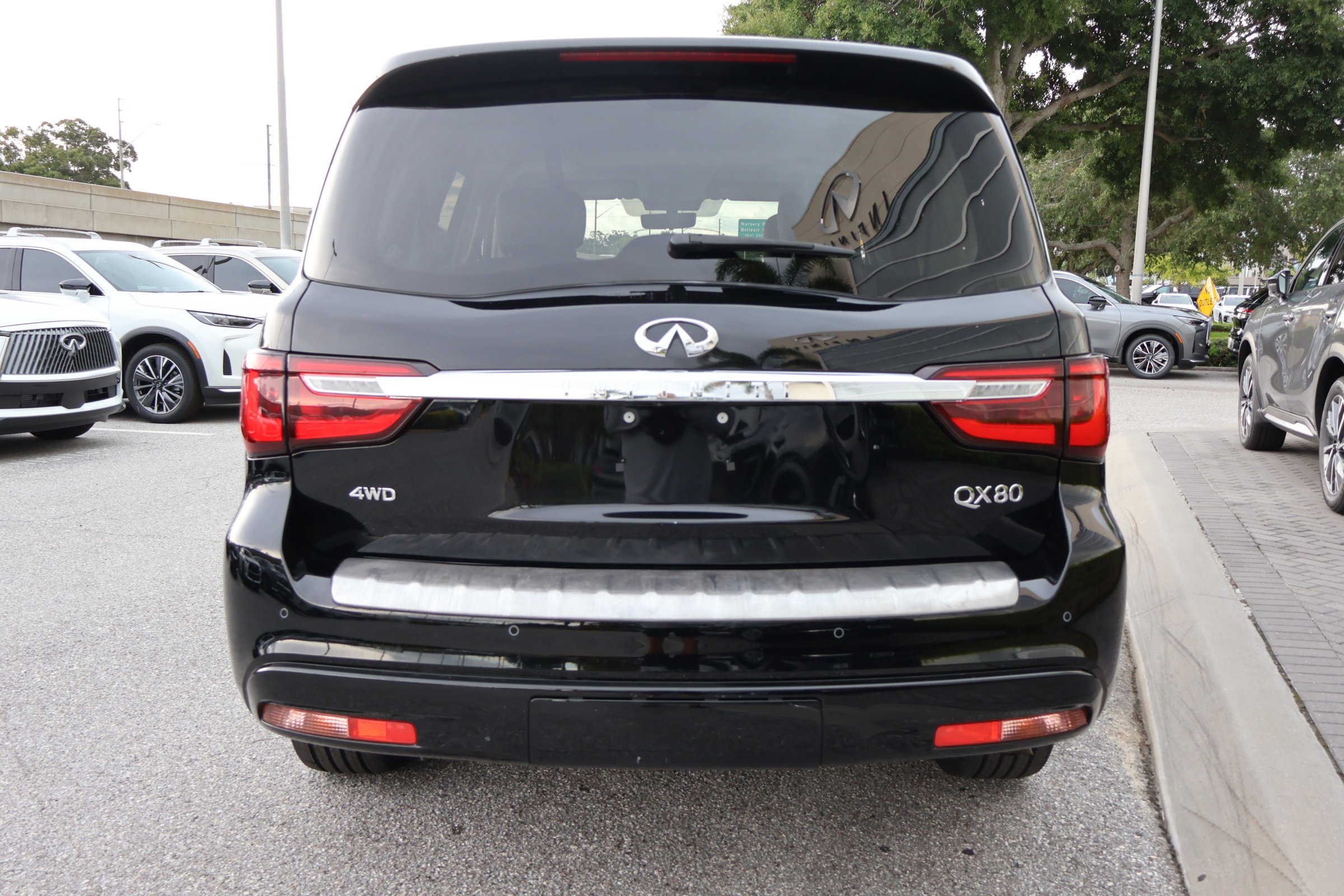 2022 Infiniti QX80 Luxe photo 6