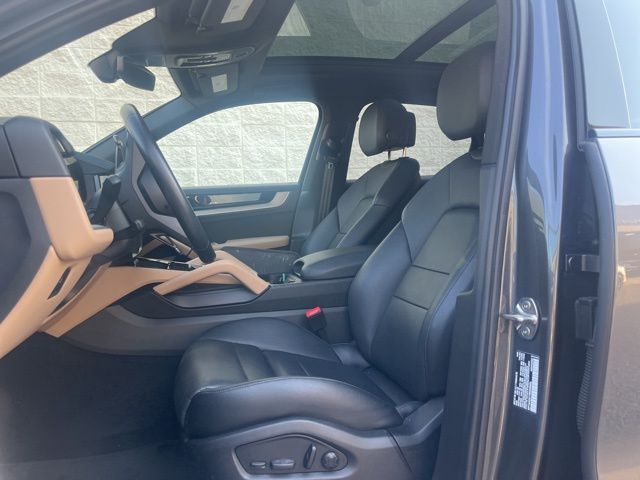 2024 Porsche Cayenne Base photo 6
