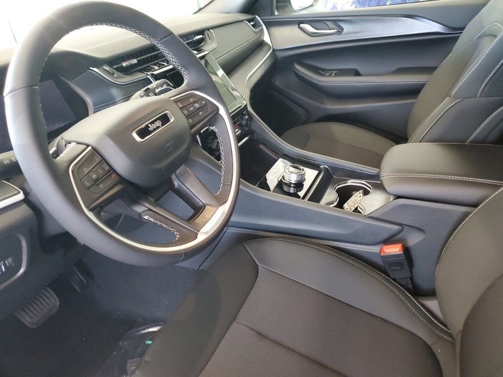 2025 Jeep Grand Cherokee Laredo X photo 5