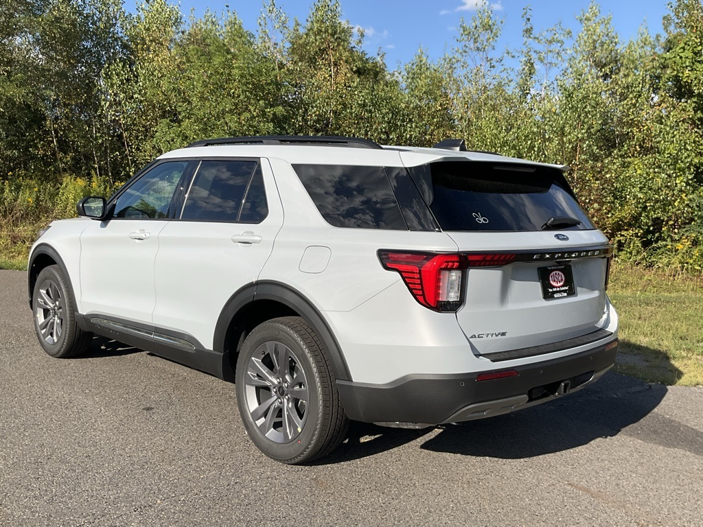 2025 Ford Explorer photo 28