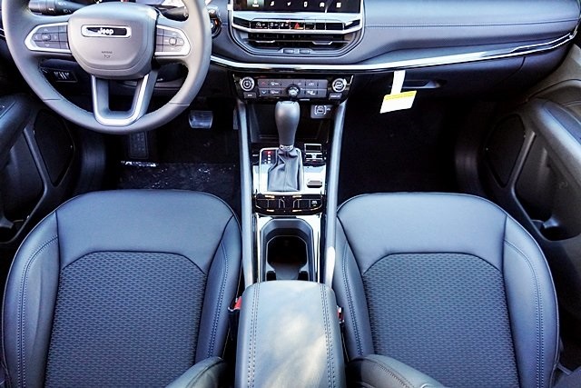 New 2026 Bright White Clear-Coat Exterior Paint Jeep Latitude image 23