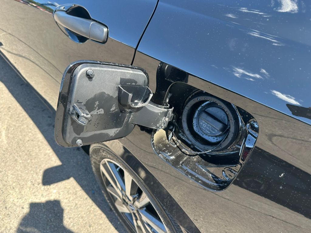 2025 Nissan Versa 1.6 S photo 25