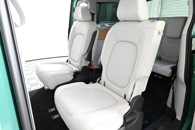 2025 Volkswagen ID. Buzz Pro Plus photo 14