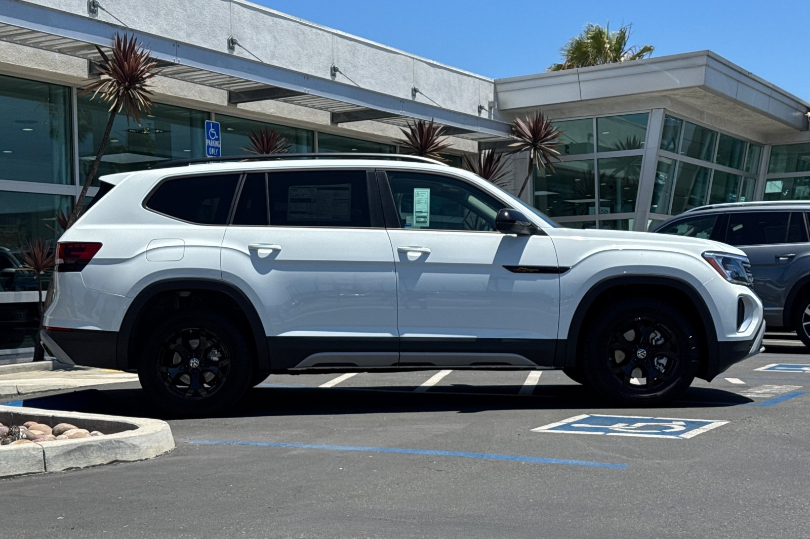 2025 Volkswagen Atlas Peak Edition SE photo 4