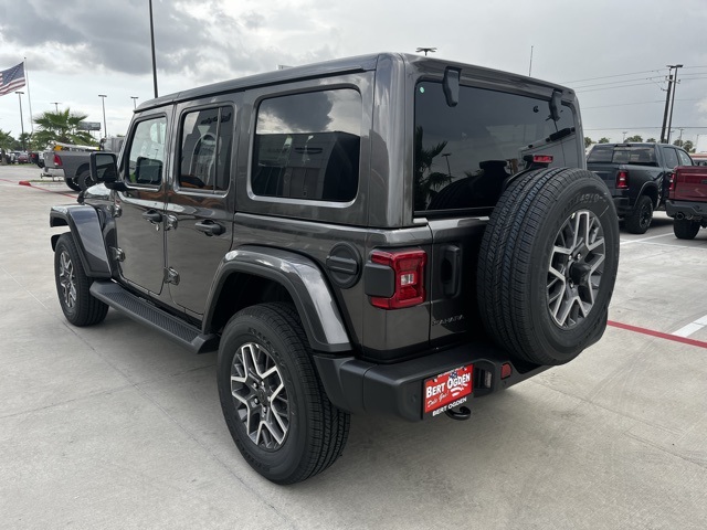 2025 Jeep Wrangler Sahara photo 4