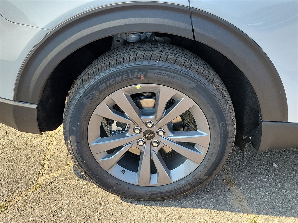2025 Ford Explorer photo 6