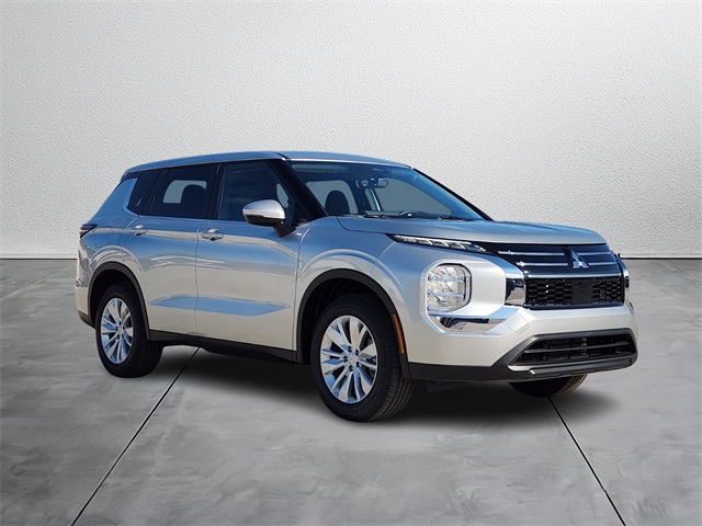 2025 Mitsubishi Outlander ES's photo