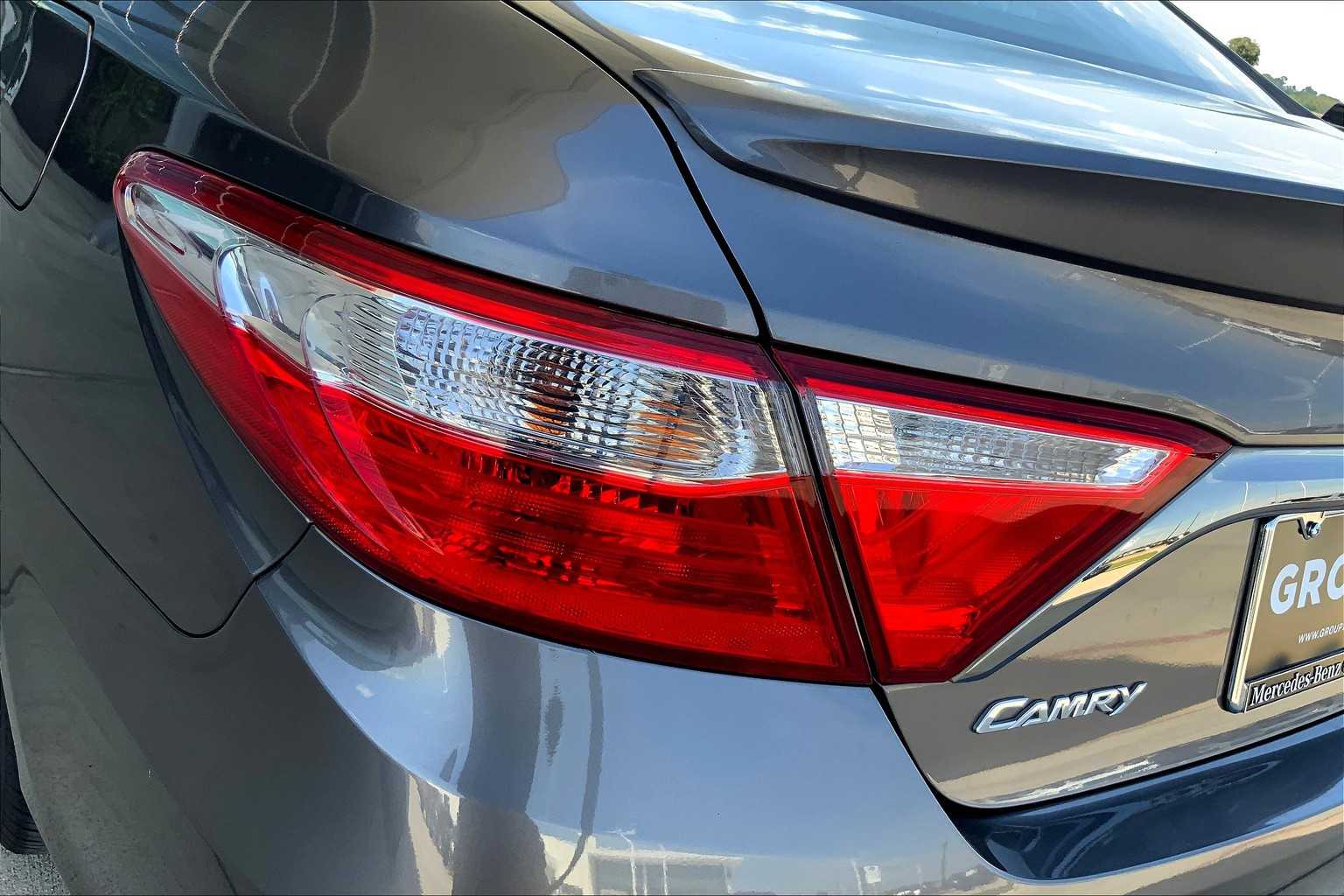 2017 Toyota Camry SE photo 23