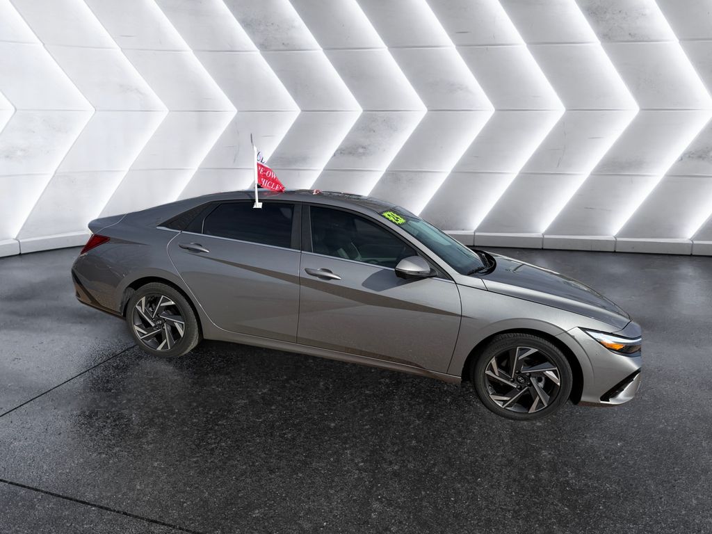 2024 Hyundai Elantra Limited's photo