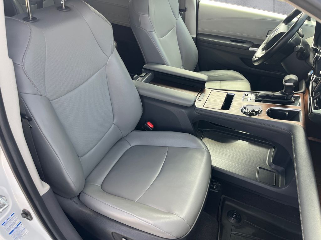 2022 Toyota Sienna XLE photo 14