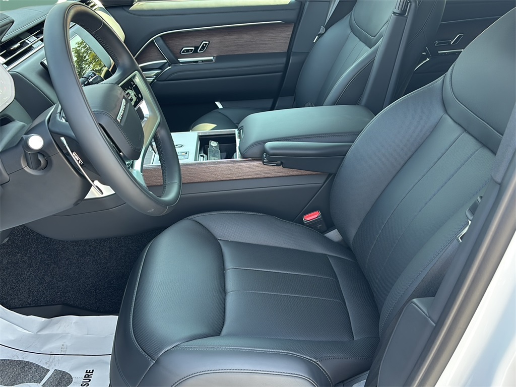 2025 Land Rover Range Rover SE photo 9