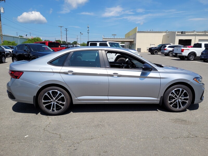 2025 Volkswagen Jetta Sport photo 2