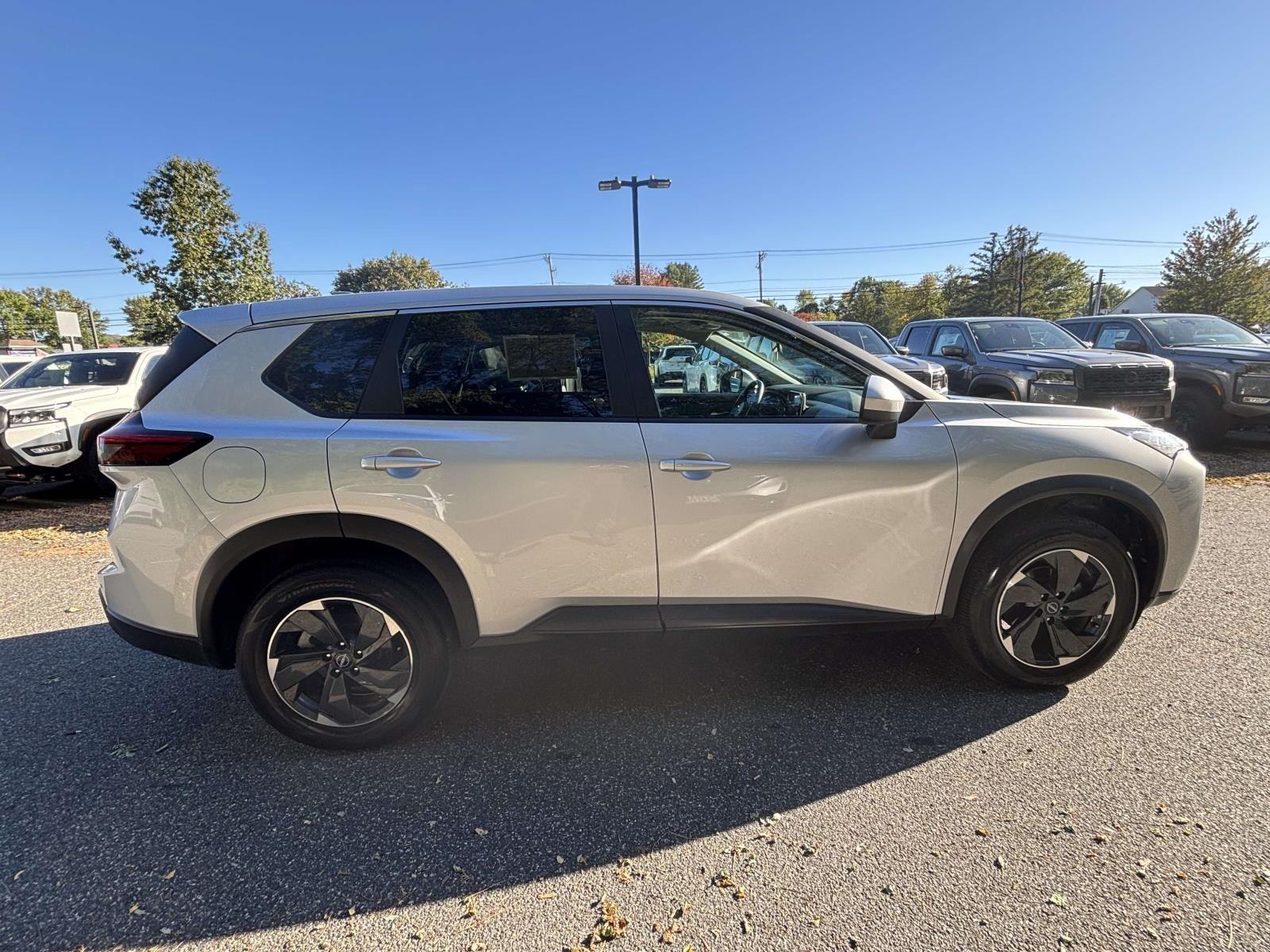 2024 Nissan Rogue SV photo 4