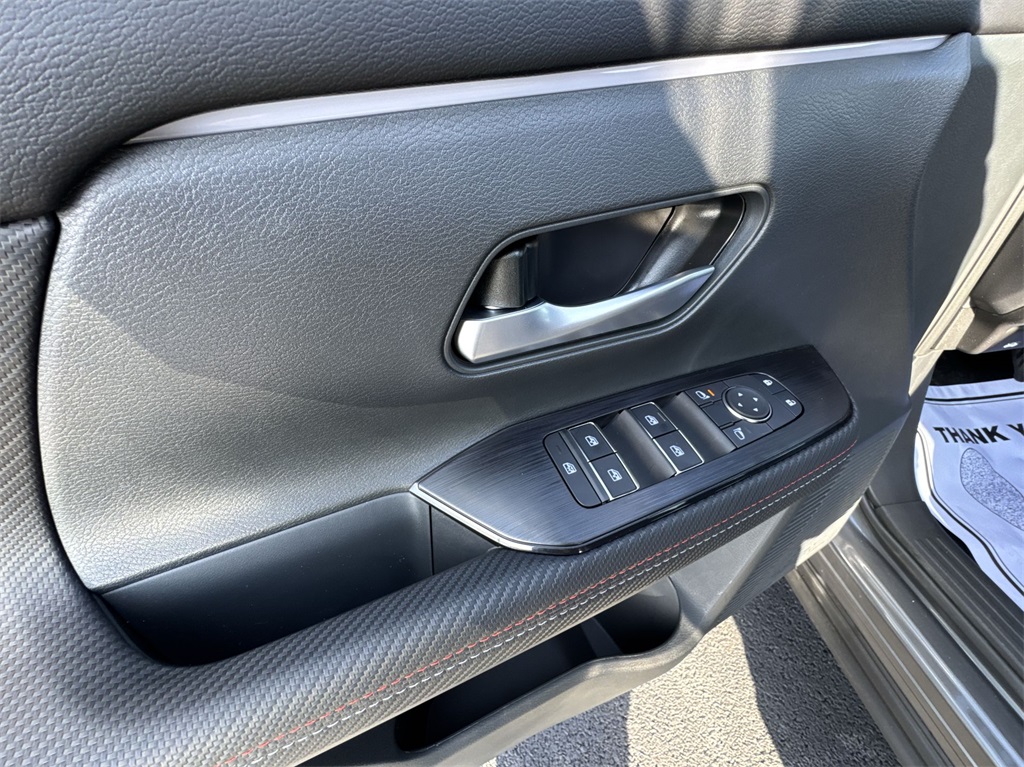 2025 Nissan Kicks SR photo 13