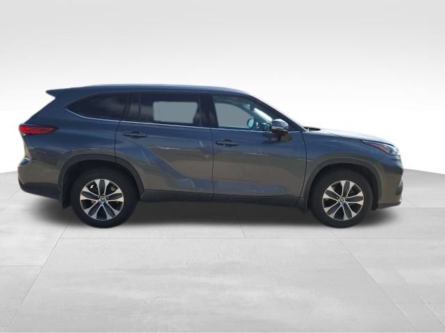 2021 Toyota Highlander XLE photo 6