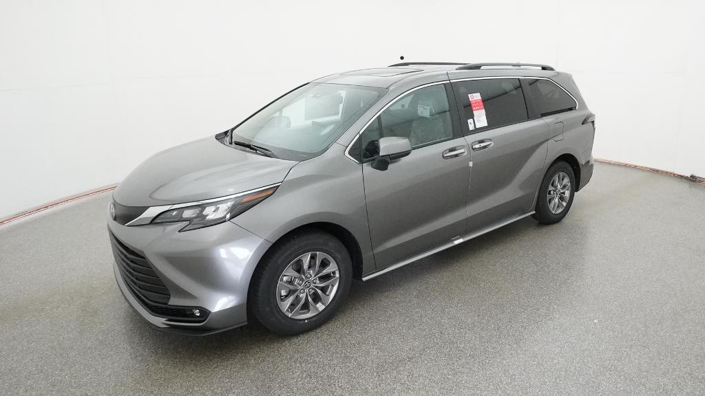 2026 Toyota Sienna XLE's photo