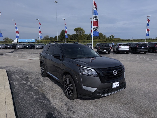 2023 Nissan Pathfinder Platinum photo 2