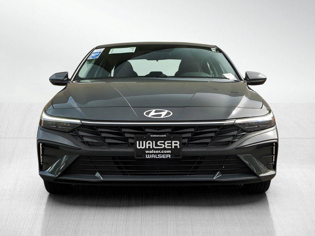 2025 Hyundai Elantra SE photo 2