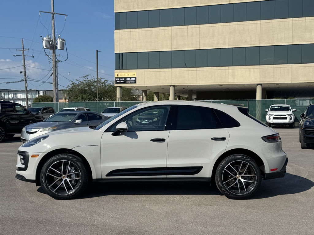 2023 Porsche Macan T photo 3