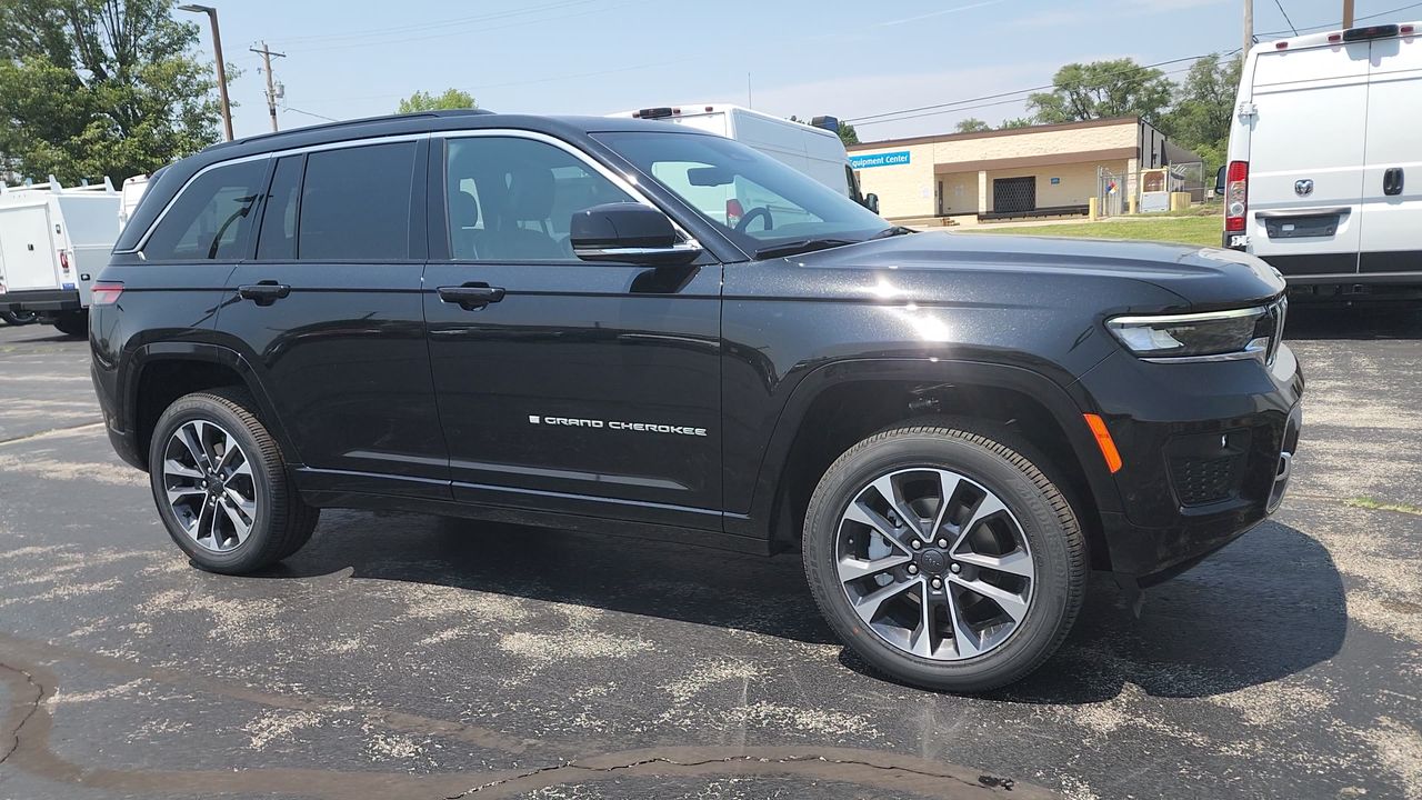 2025 Jeep Grand Cherokee Overland photo 2
