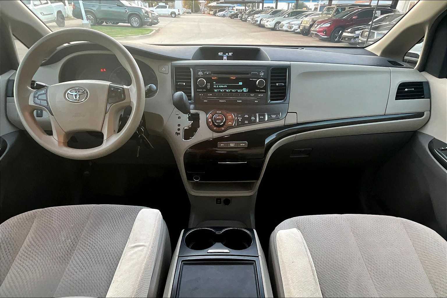 2013 Toyota Sienna LE photo 13