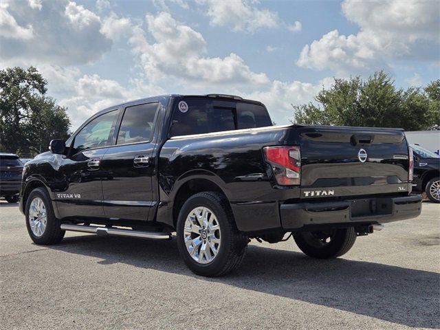 2020 Nissan Titan SL Crew Cab photo 3