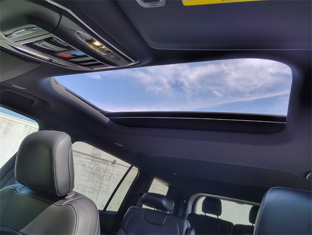 2025 Jeep Grand Cherokee Laredo Altitude photo 3