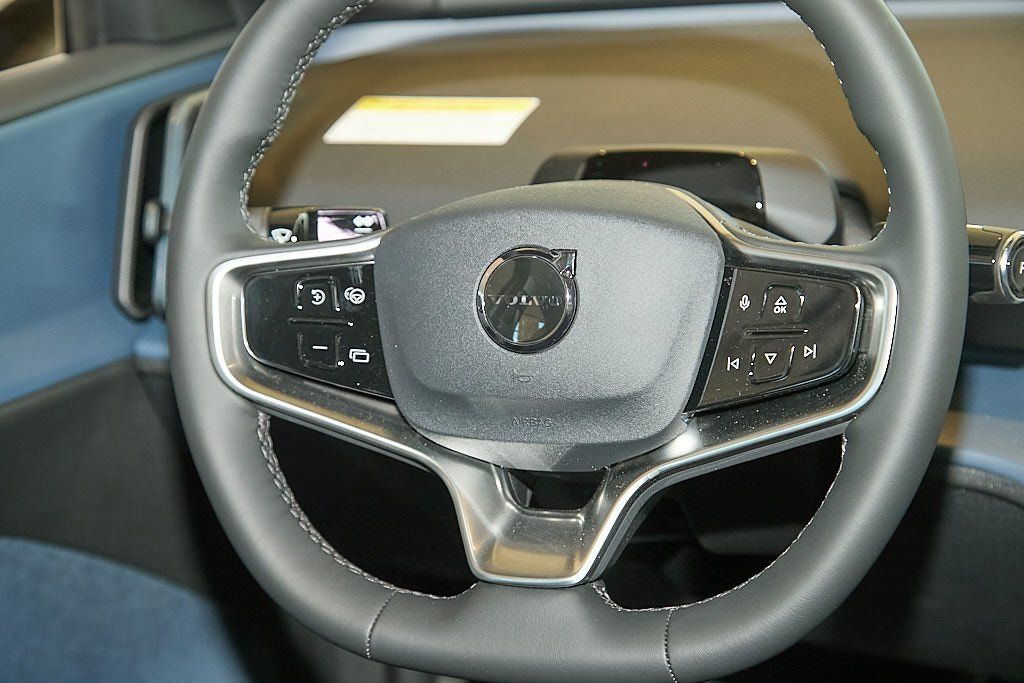 2026 VOLVO EX30 - Image 17