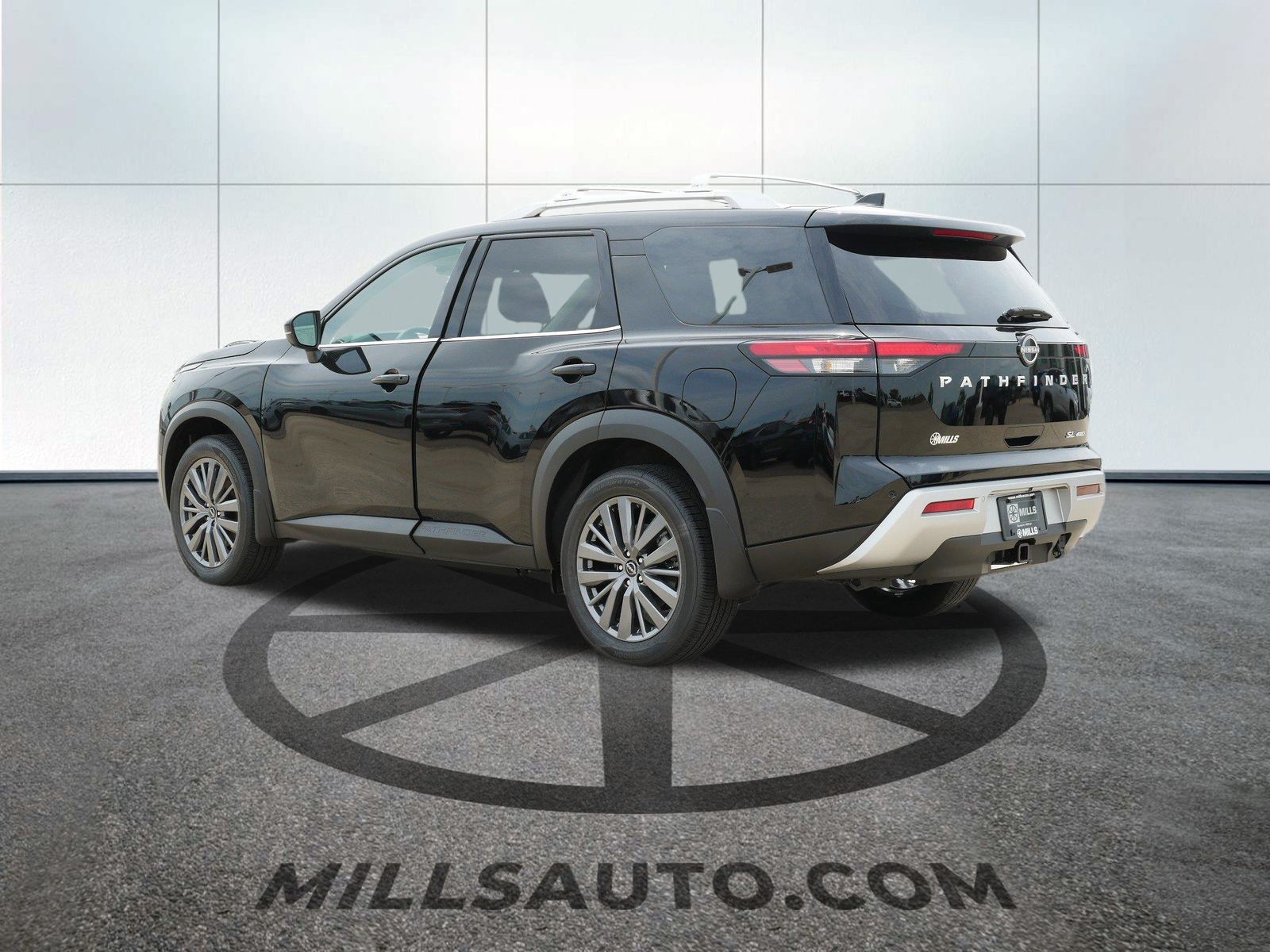 2025 Nissan Pathfinder SL photo 3