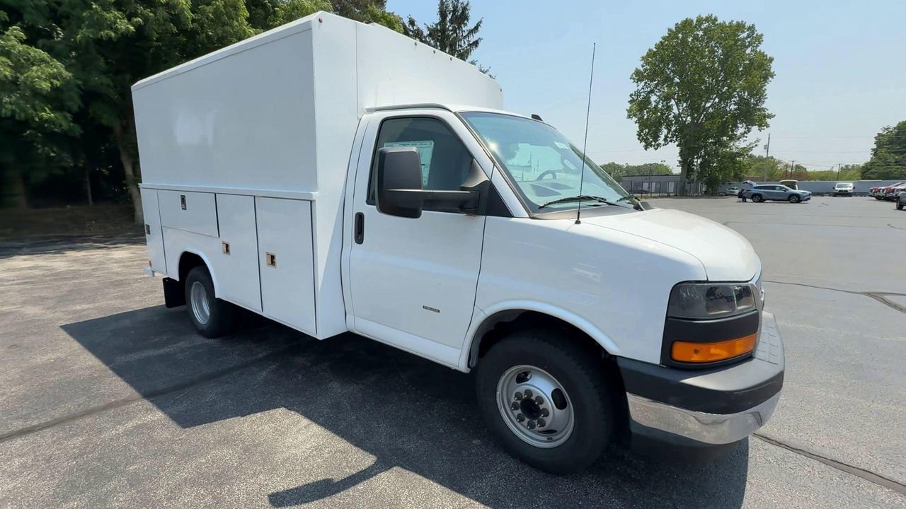 2025 Gmc Savana Cutaway 3500 photo 2