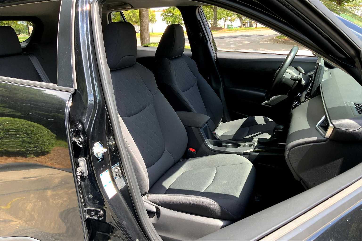 2022 Toyota Corolla Cross LE photo 8
