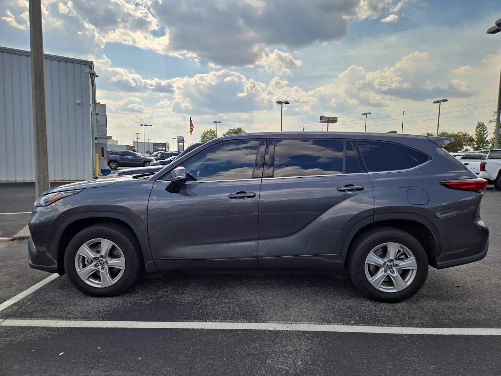 2022 Toyota Highlander LE photo 2