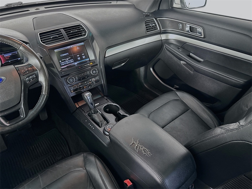 2016 Ford Explorer XLT photo 21