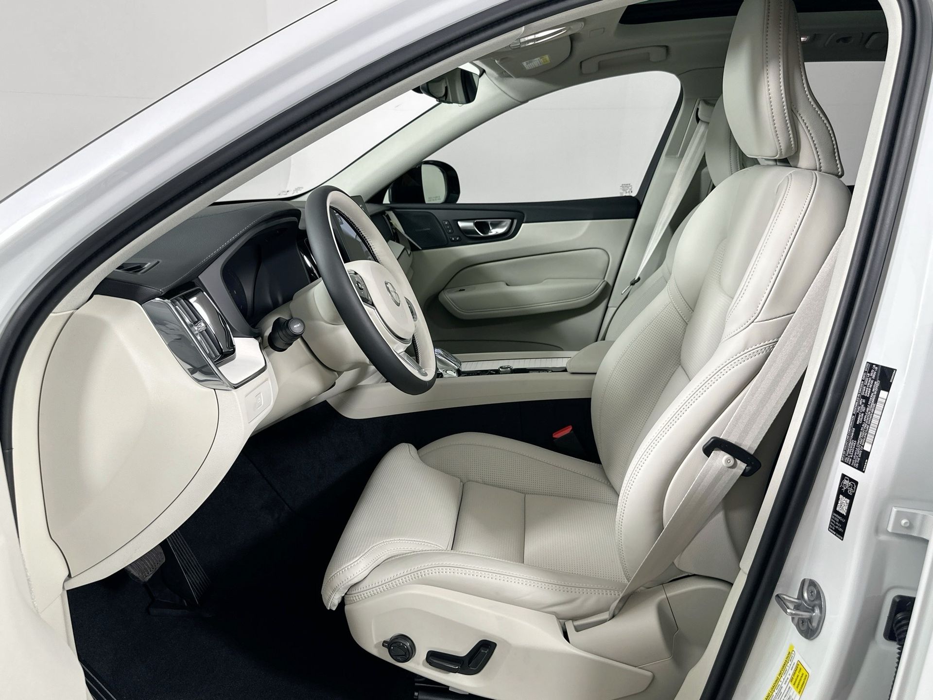 2026 Volvo XC60 B5 photo 21