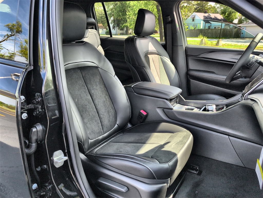 2025 Jeep Grand Cherokee Laredo Altitude photo 25