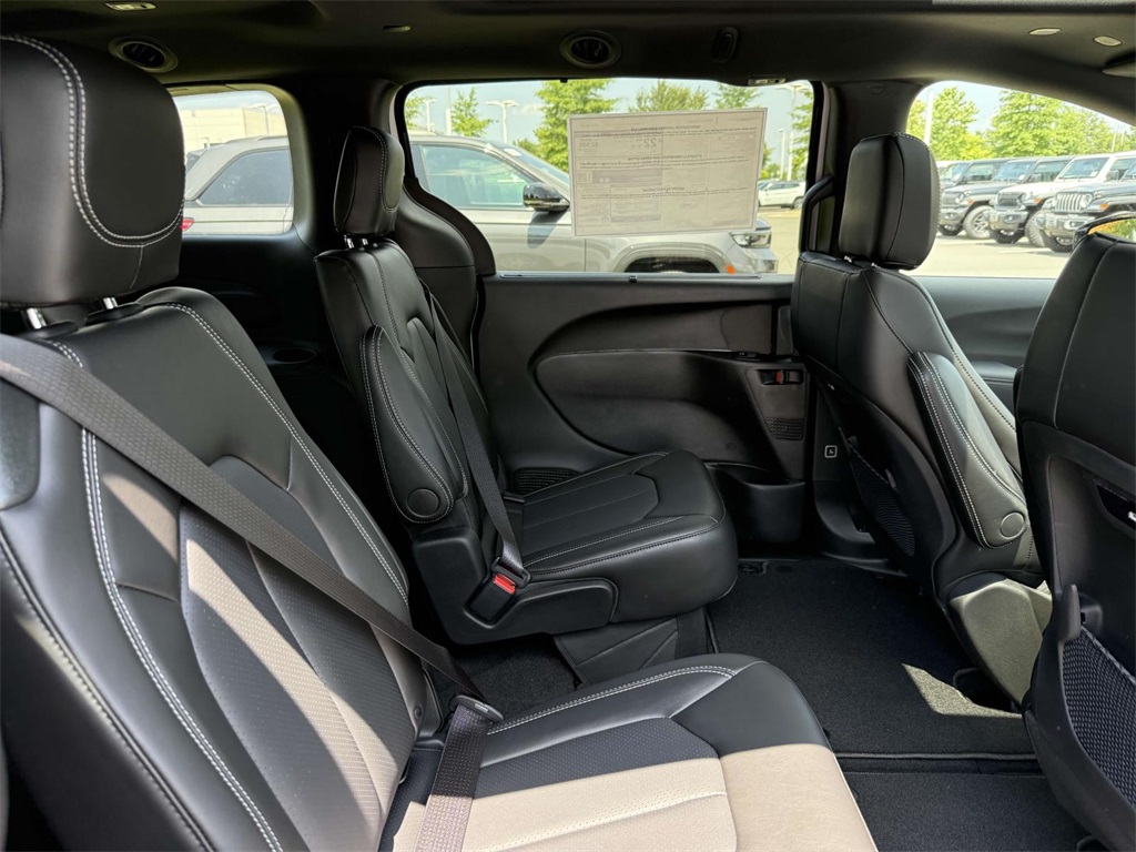 2025 Chrysler Pacifica photo 15