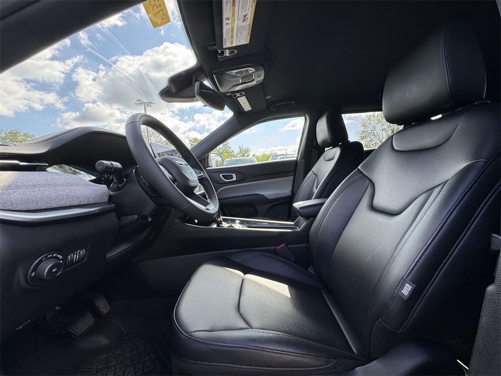 2024 Jeep Compass Latitude Lux photo 9