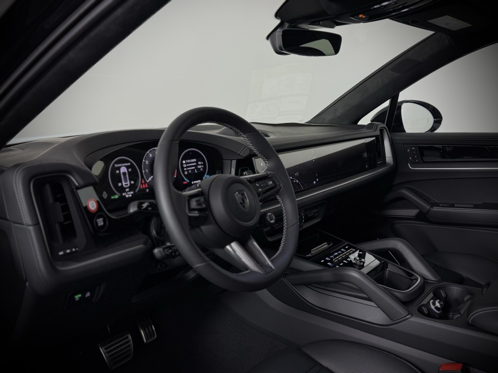 2025 Porsche Cayenne Turbo E-Hybrid Coupe photo 4