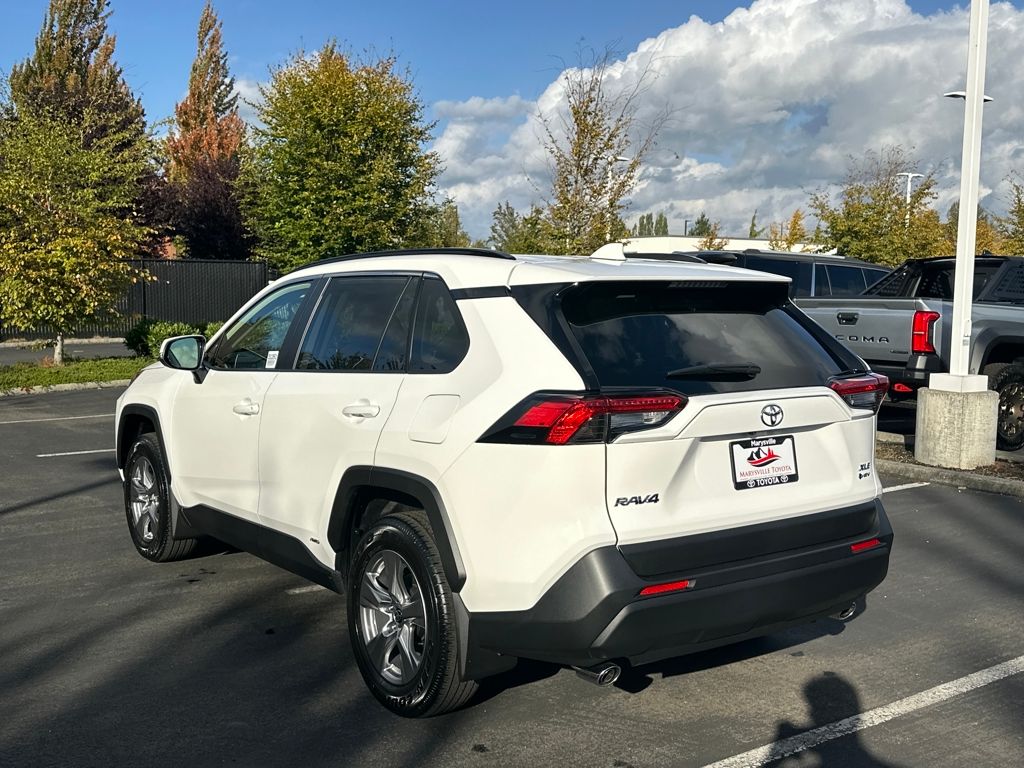 2025 Toyota RAV4 Hybrid XLE photo 4