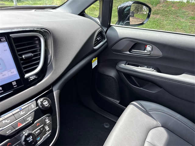2025 Chrysler Voyager LX photo 23