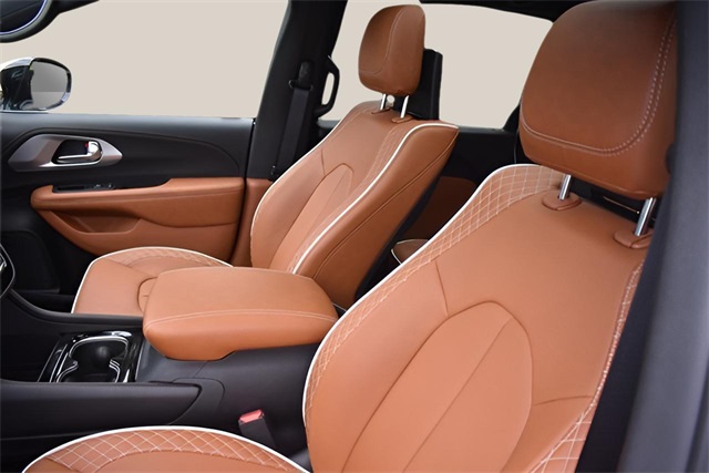 2025 Chrysler Pacifica Pinnacle photo 11