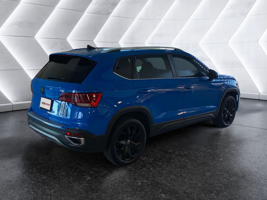 2022 Volkswagen Taos SE photo 2