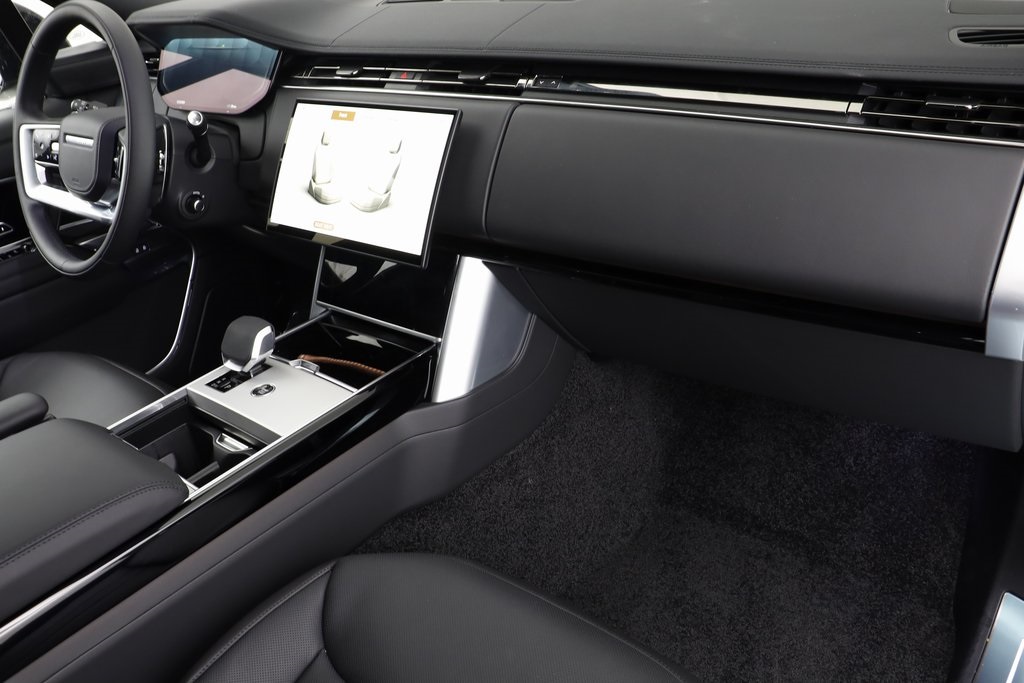 2025 Land Rover Range Rover SE photo 17